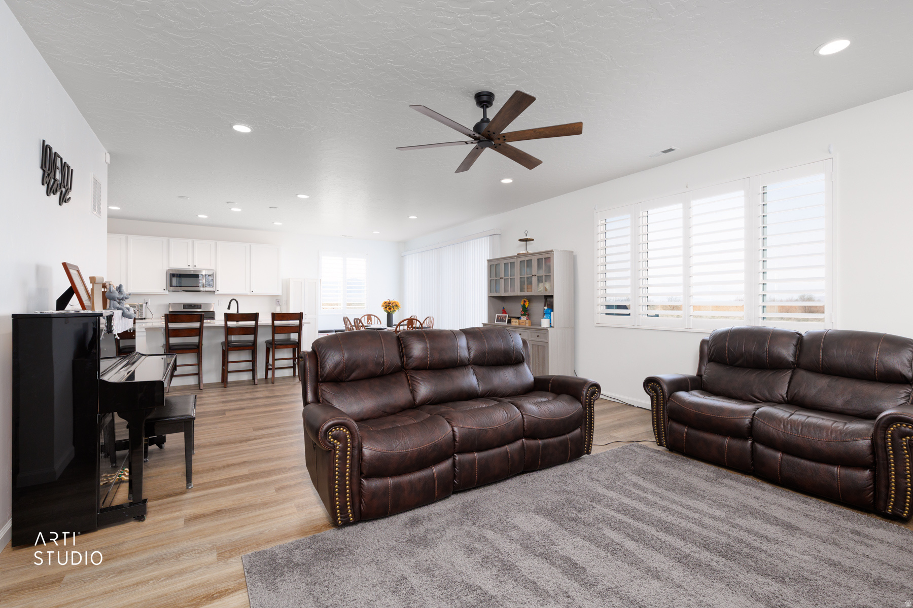 540 W LEFTY LN