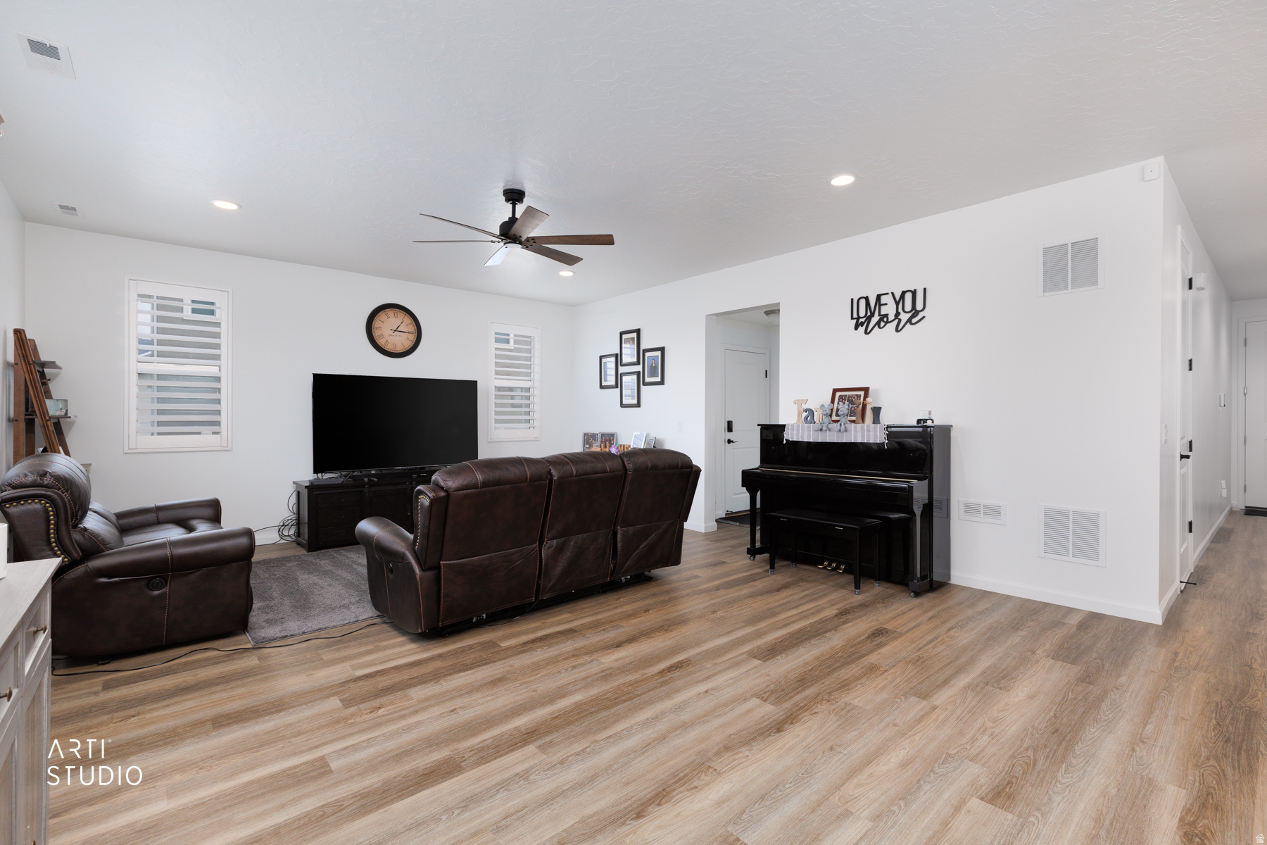 540 W LEFTY LN
