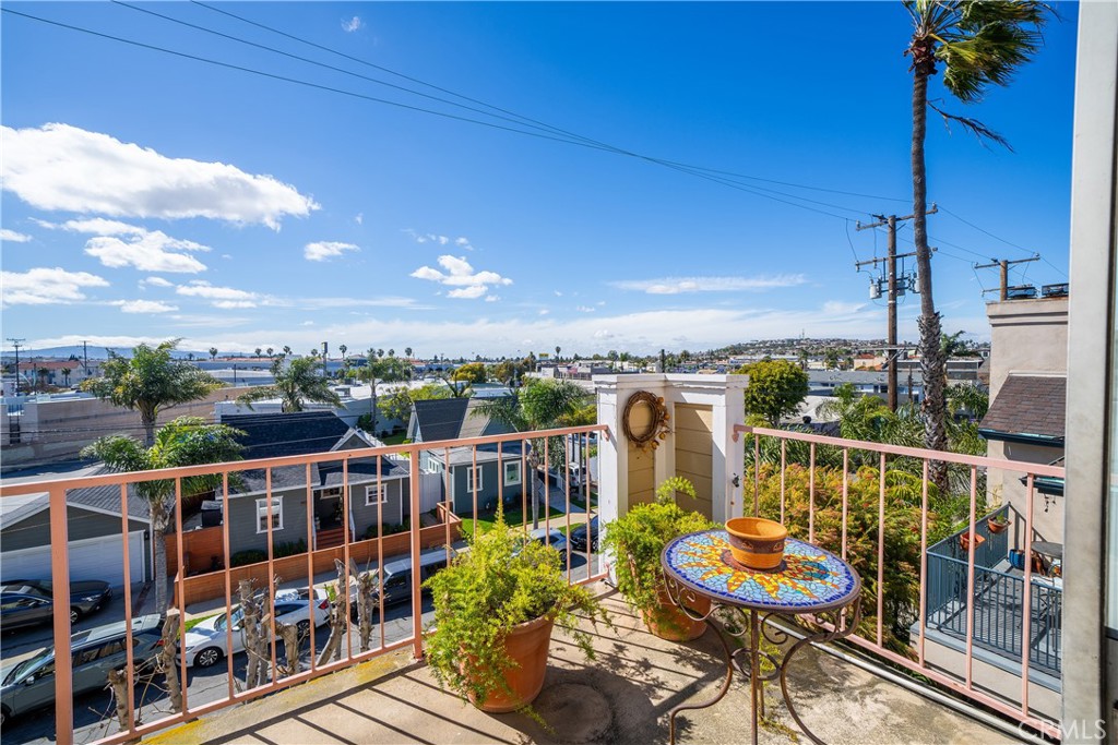 1100 Newport Avenue 402