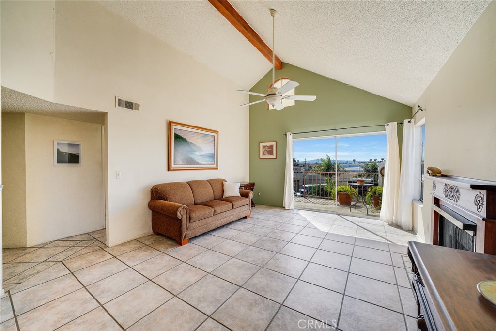 1100 Newport Avenue 402