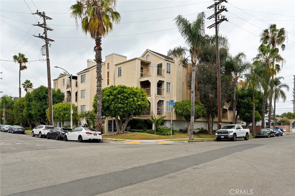 1100 Newport Avenue 206