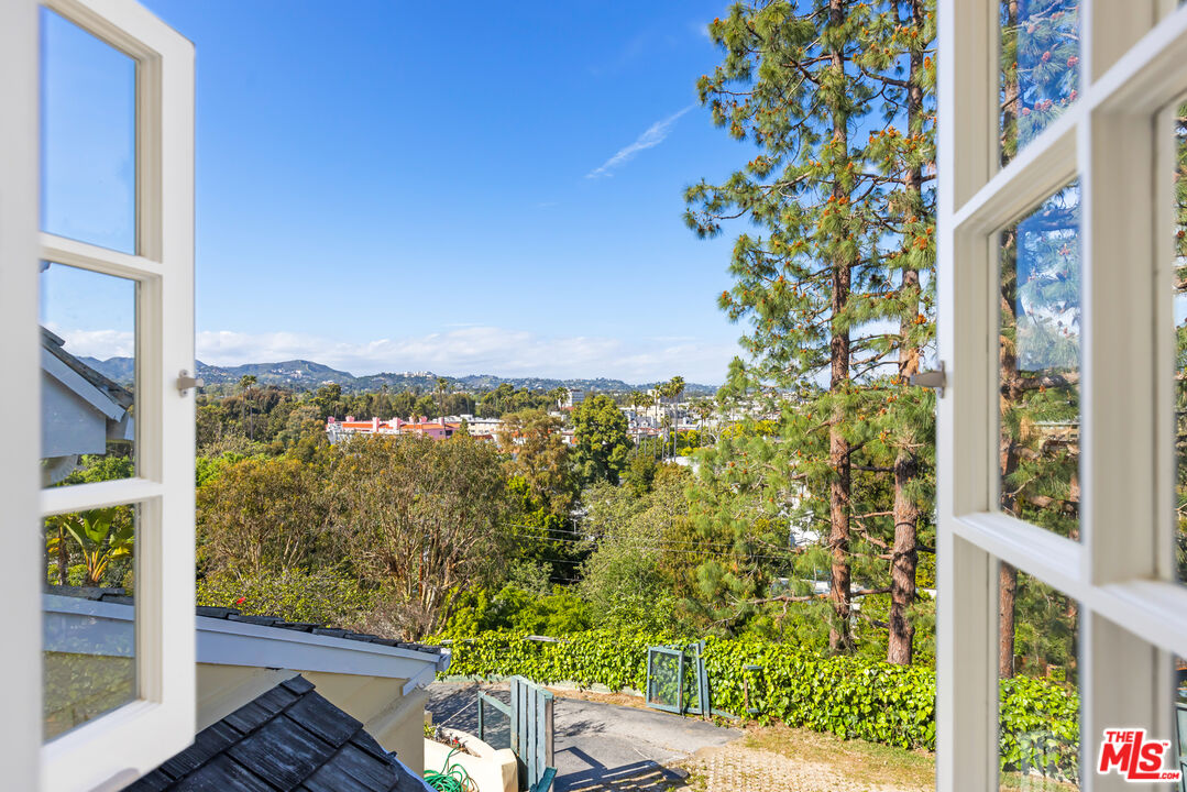 910 Centinela Ave