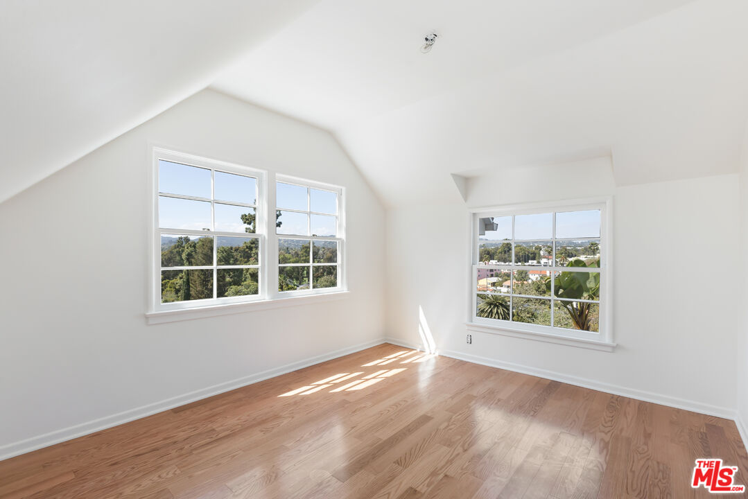 910 Centinela Ave