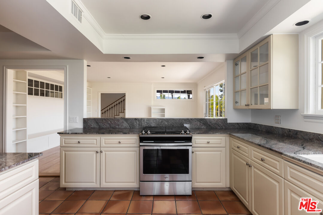 910 Centinela Ave