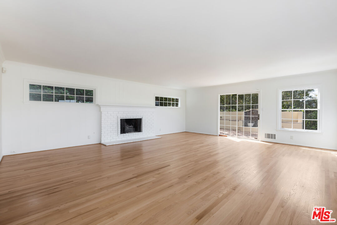 910 Centinela Ave