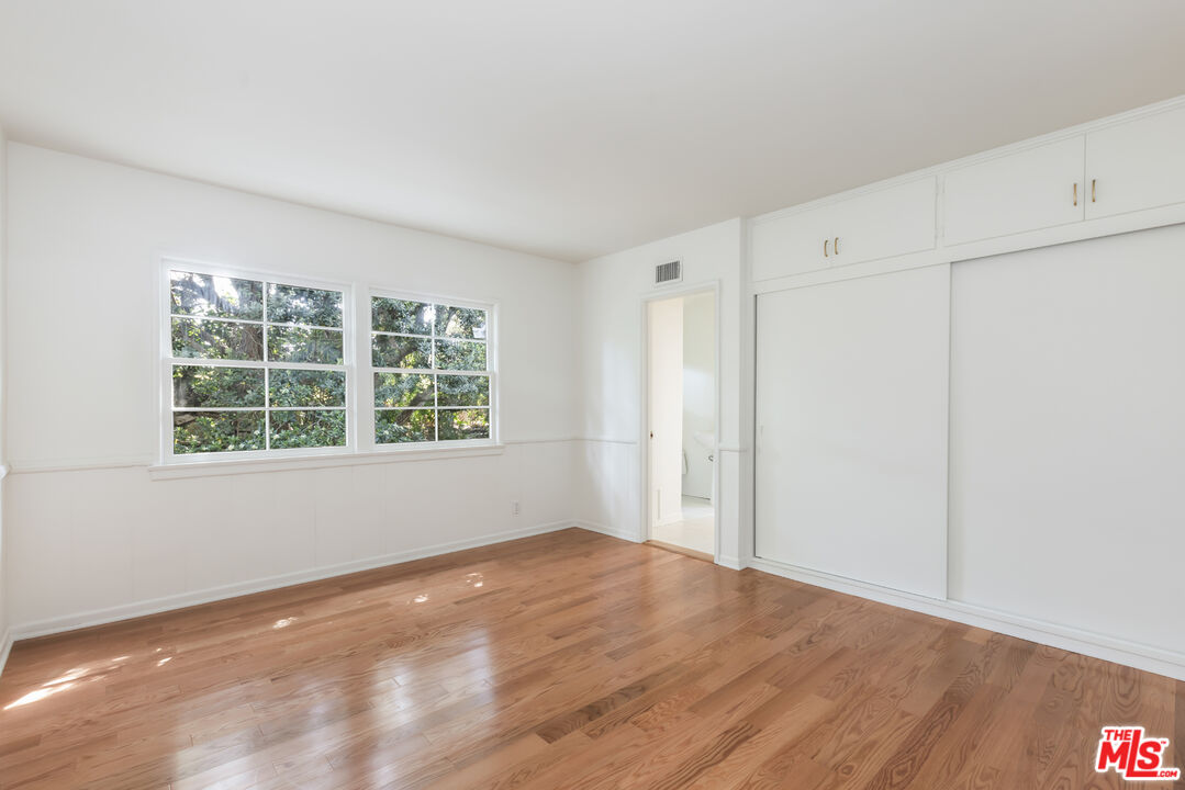 910 Centinela Ave