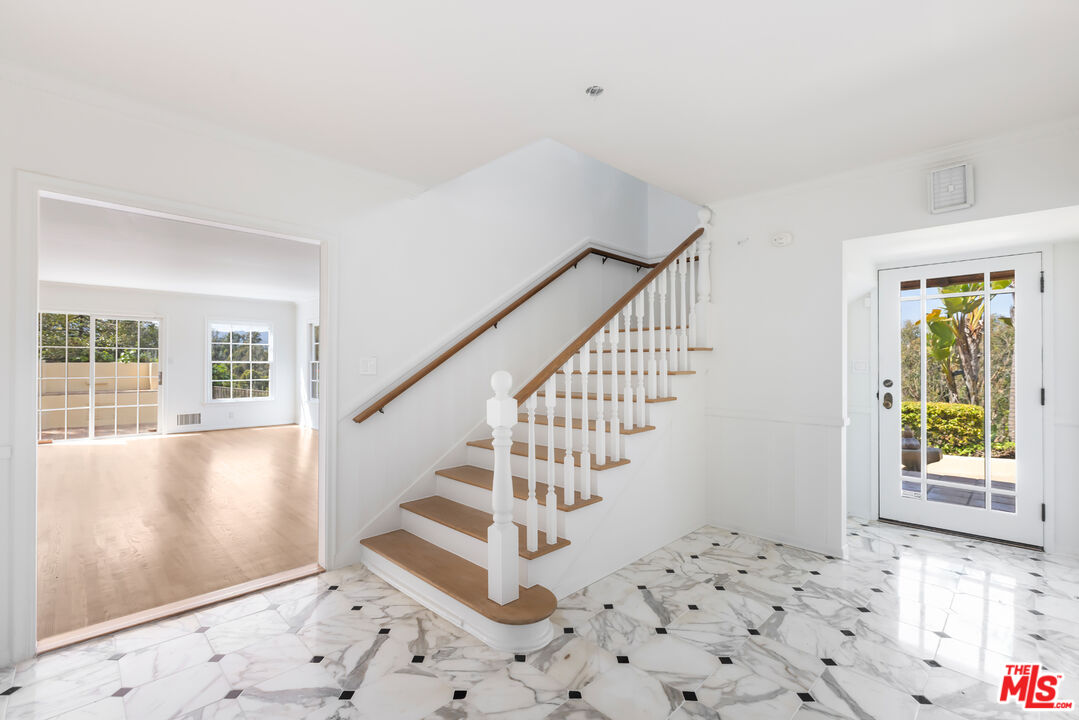 910 Centinela Ave