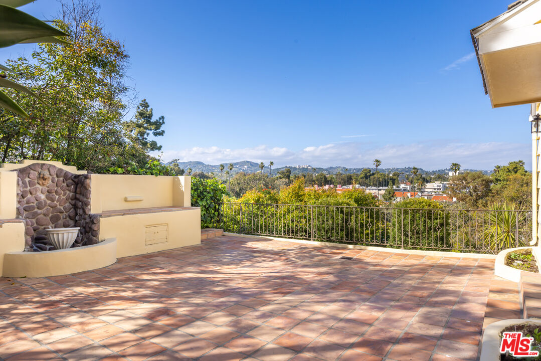 910 Centinela Ave