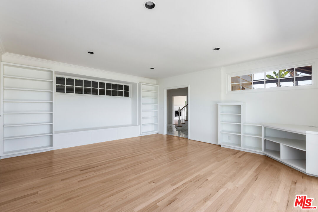 910 Centinela Ave