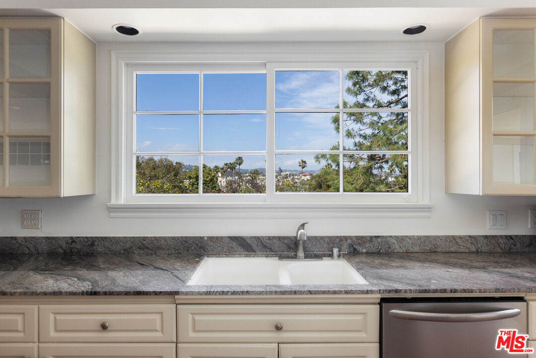 910 Centinela Ave