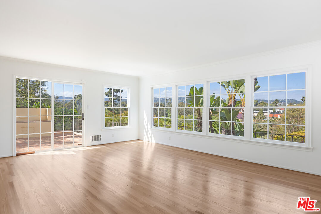 910 Centinela Ave