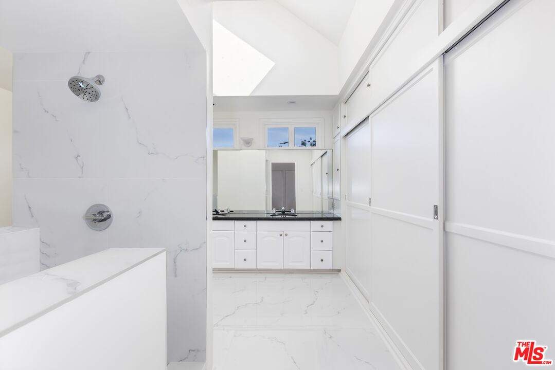 910 Centinela Ave
