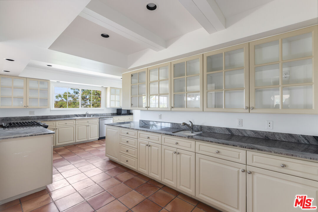 910 Centinela Ave