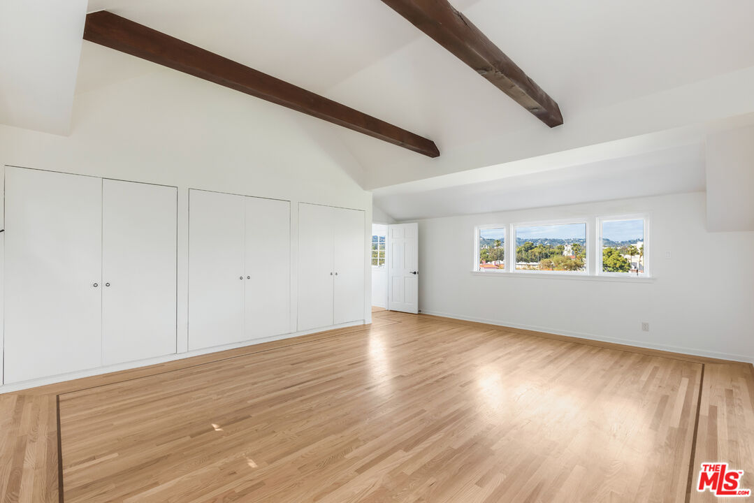 910 Centinela Ave