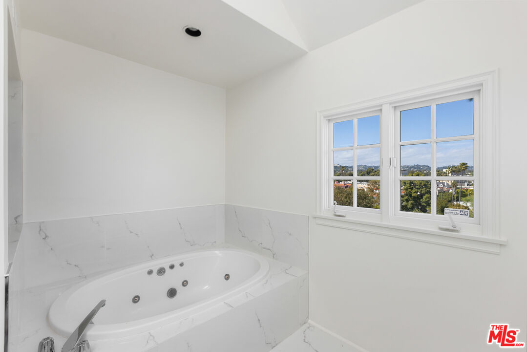 910 Centinela Ave