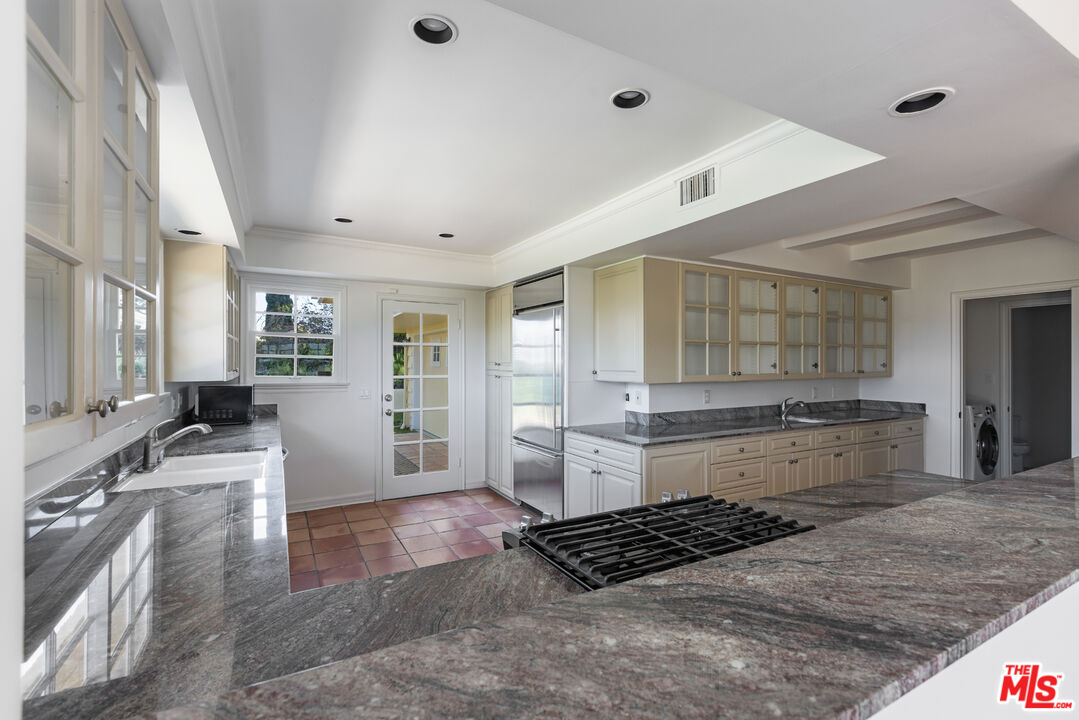 910 Centinela Ave