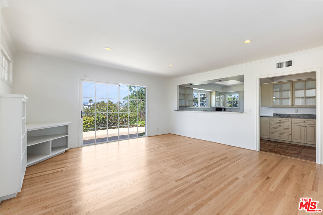 910 Centinela Ave