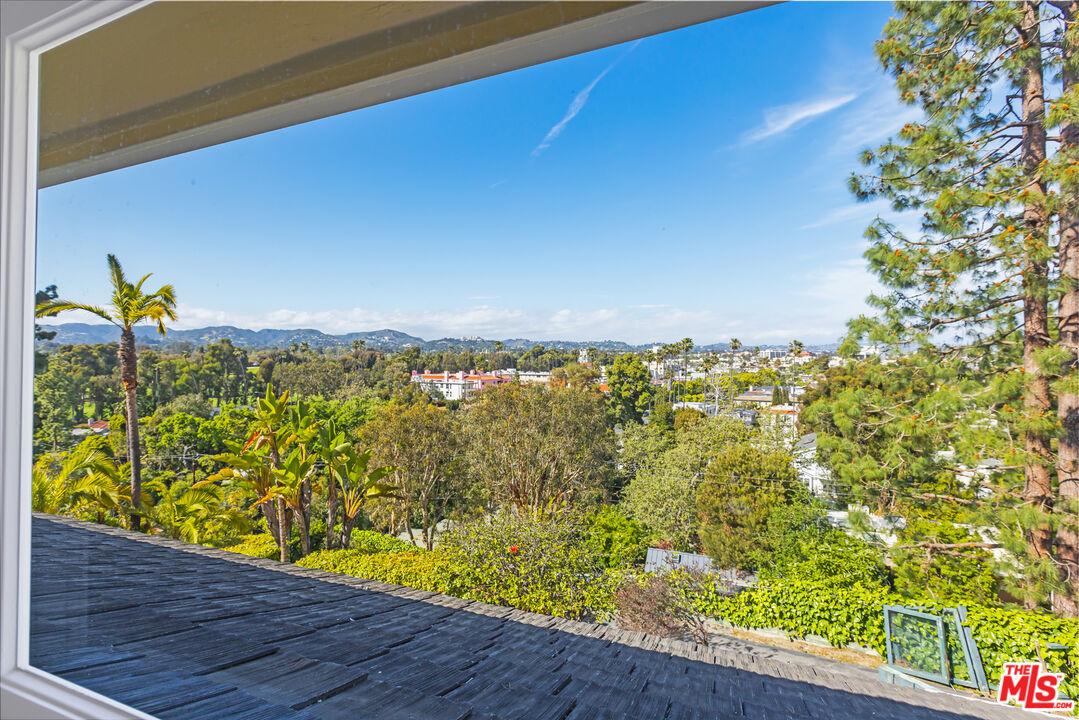 910 Centinela Ave