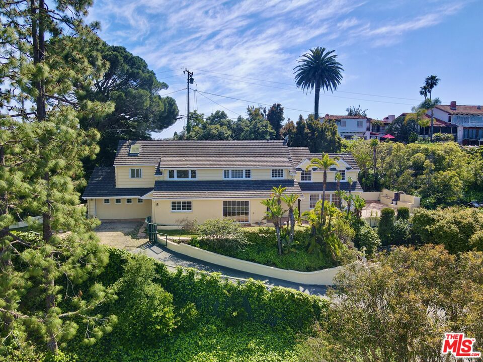 910 Centinela Ave