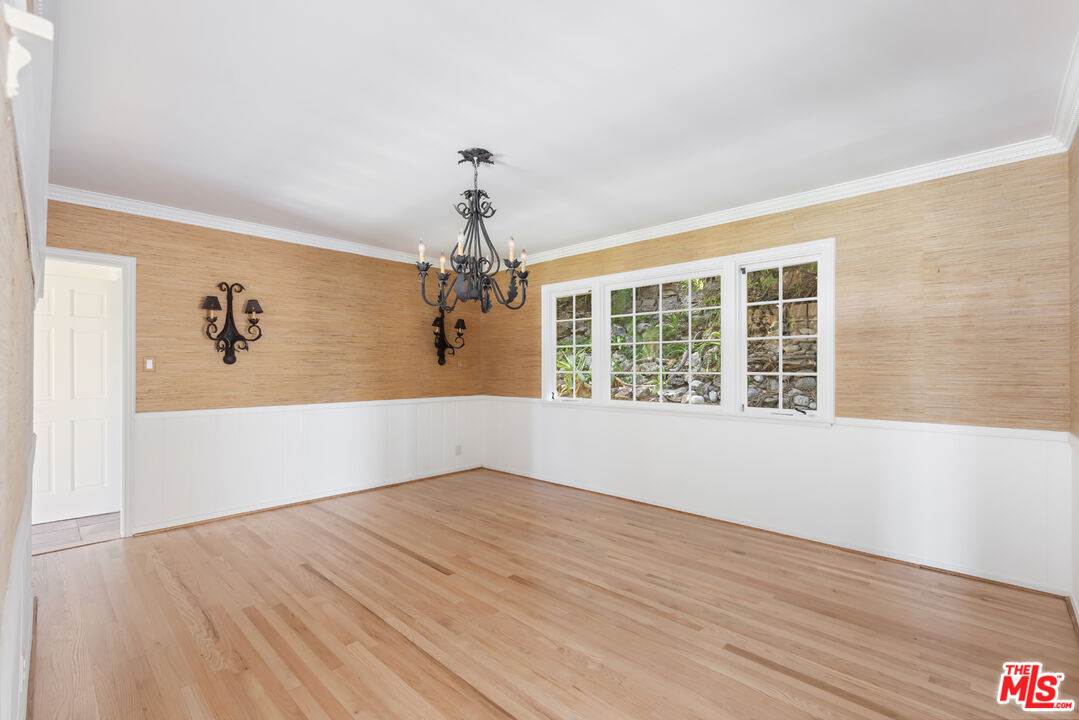 910 Centinela Ave