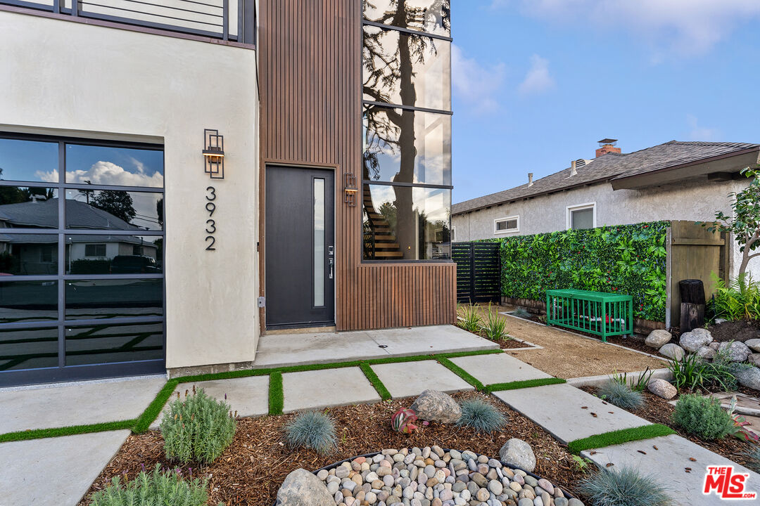 3932 Minerva Ave