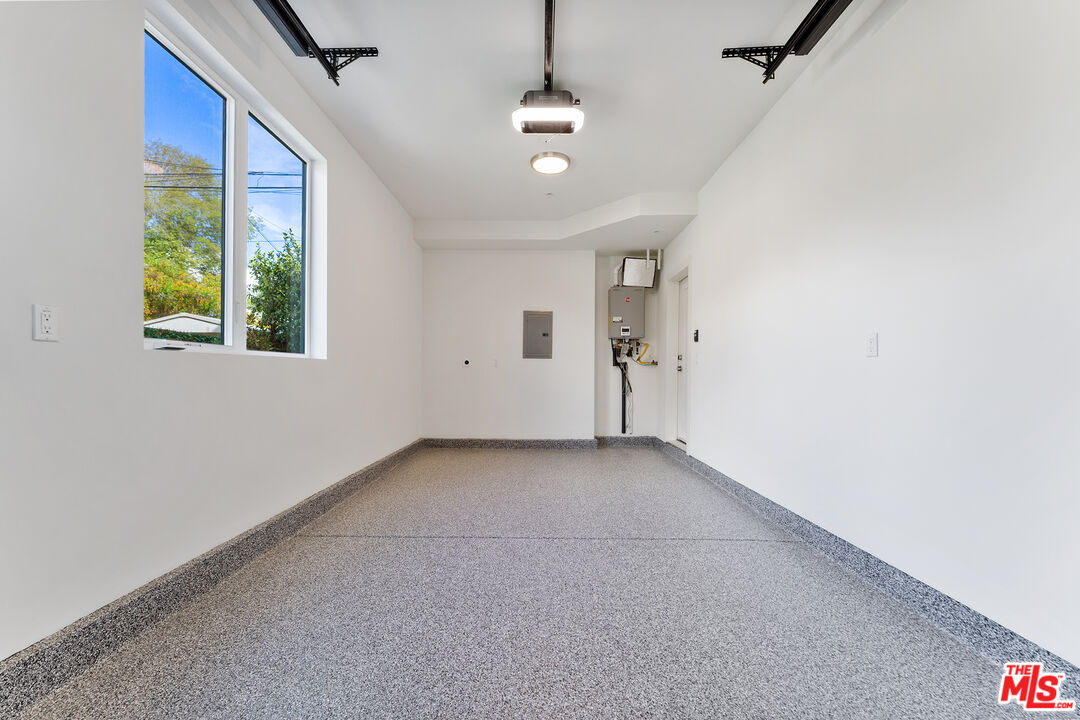 3930 Minerva Ave
