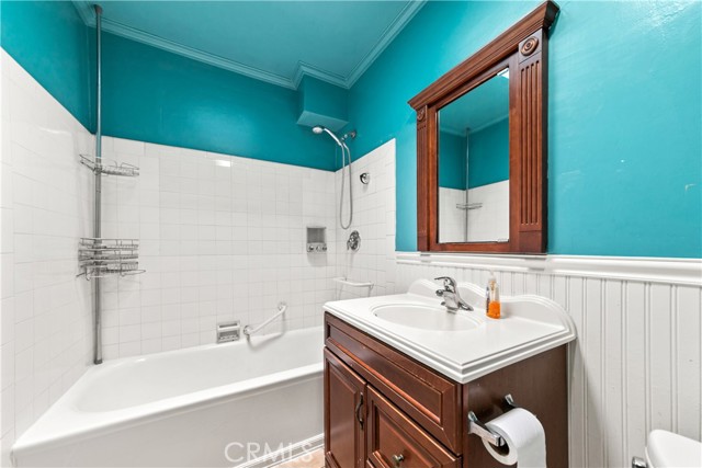 739 W Glenoaks