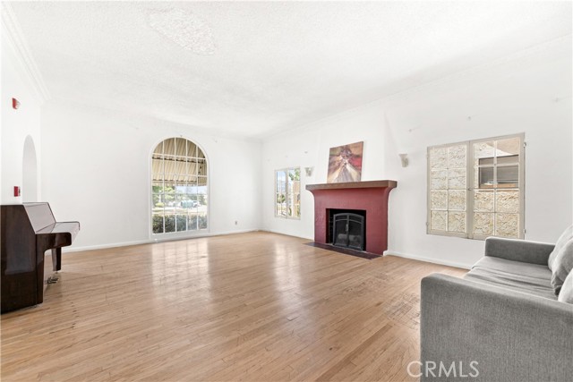 739 W Glenoaks