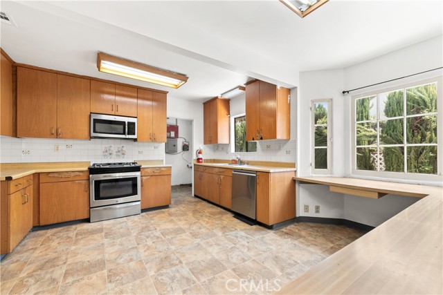 739 W Glenoaks