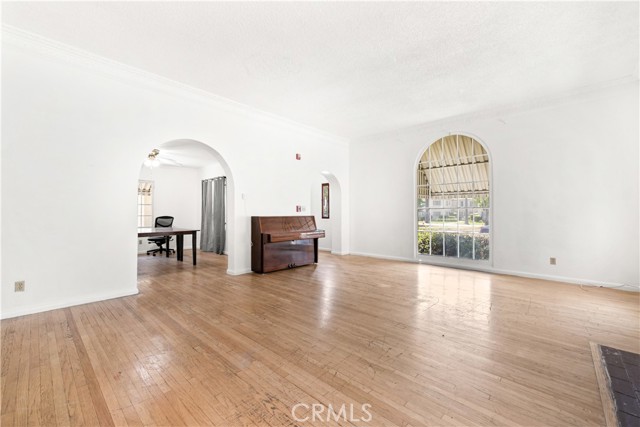 739 W Glenoaks