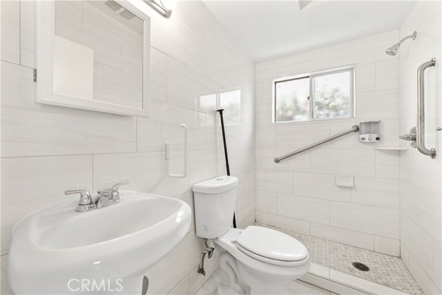 739 W Glenoaks