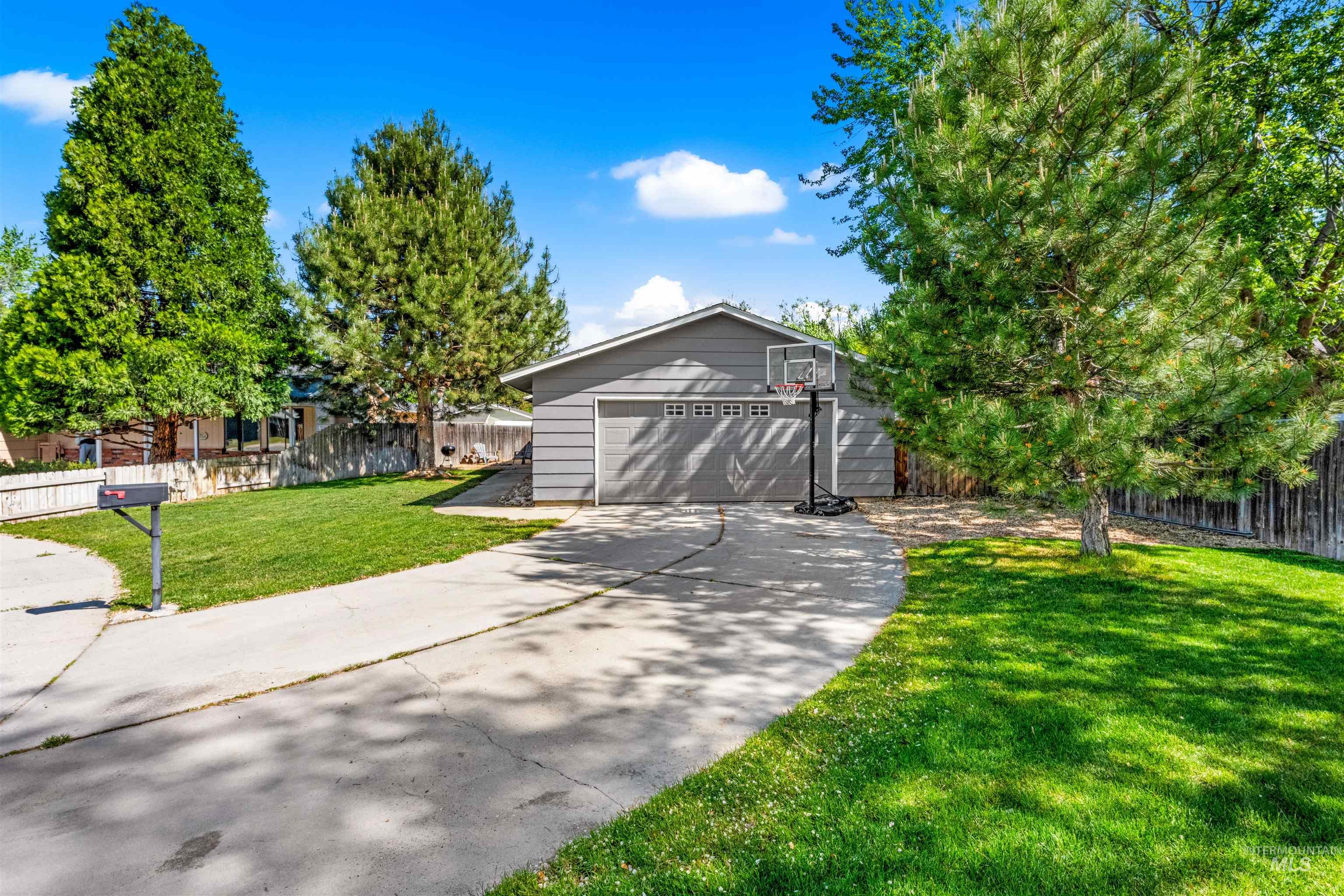 304 W Woodvine Ct