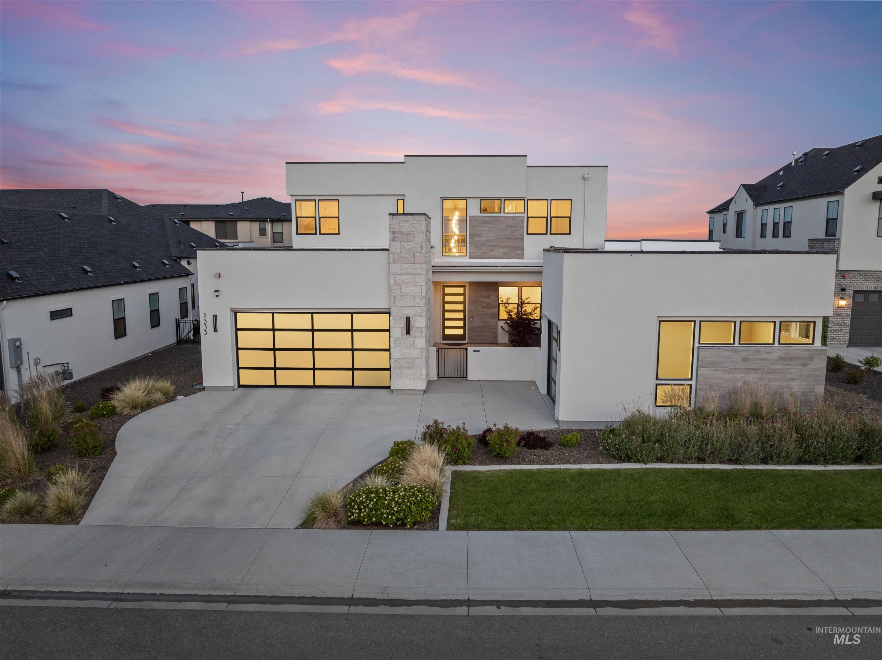 2533 S Linnet Place