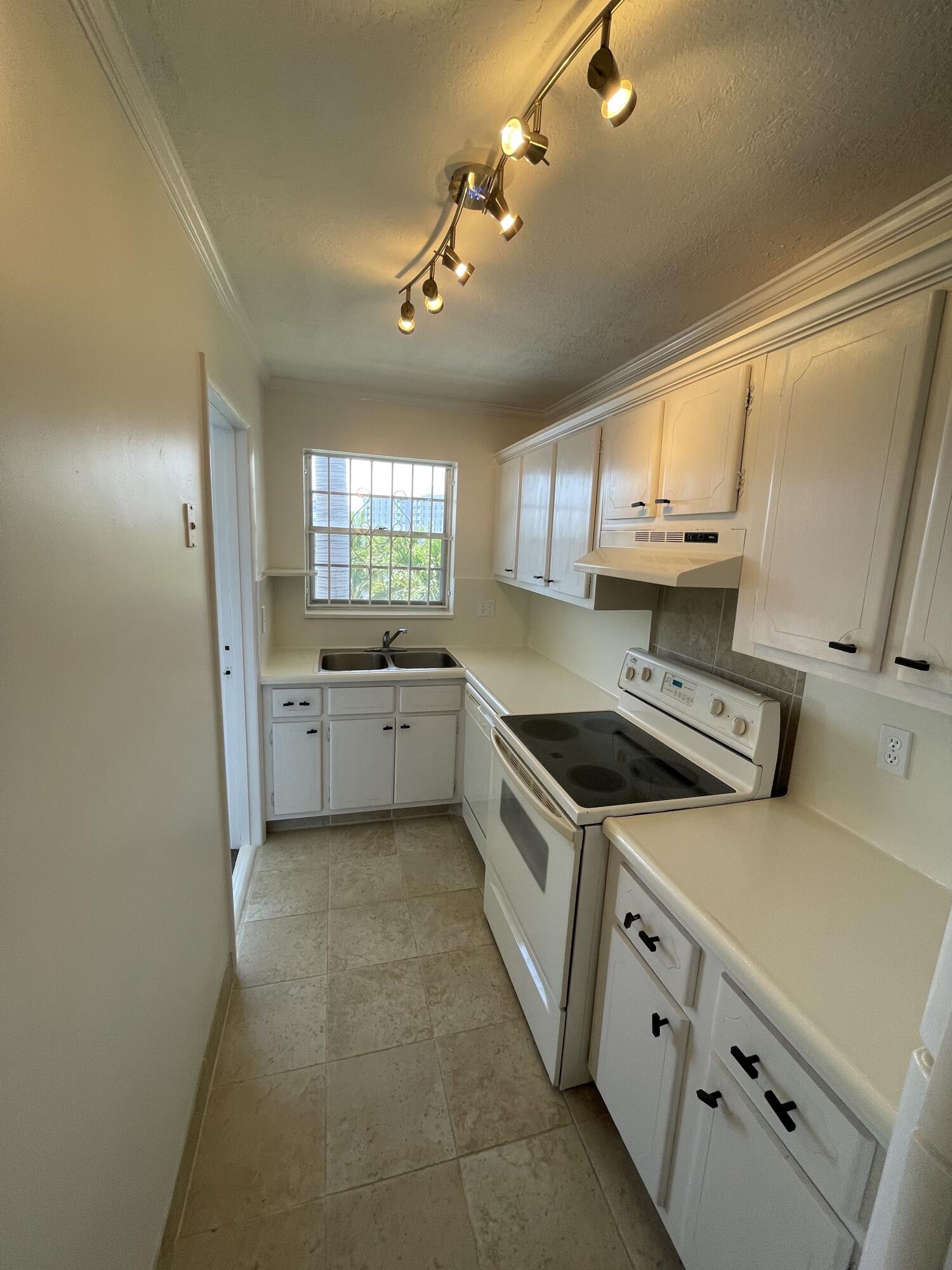 2000 Diana Drive 304