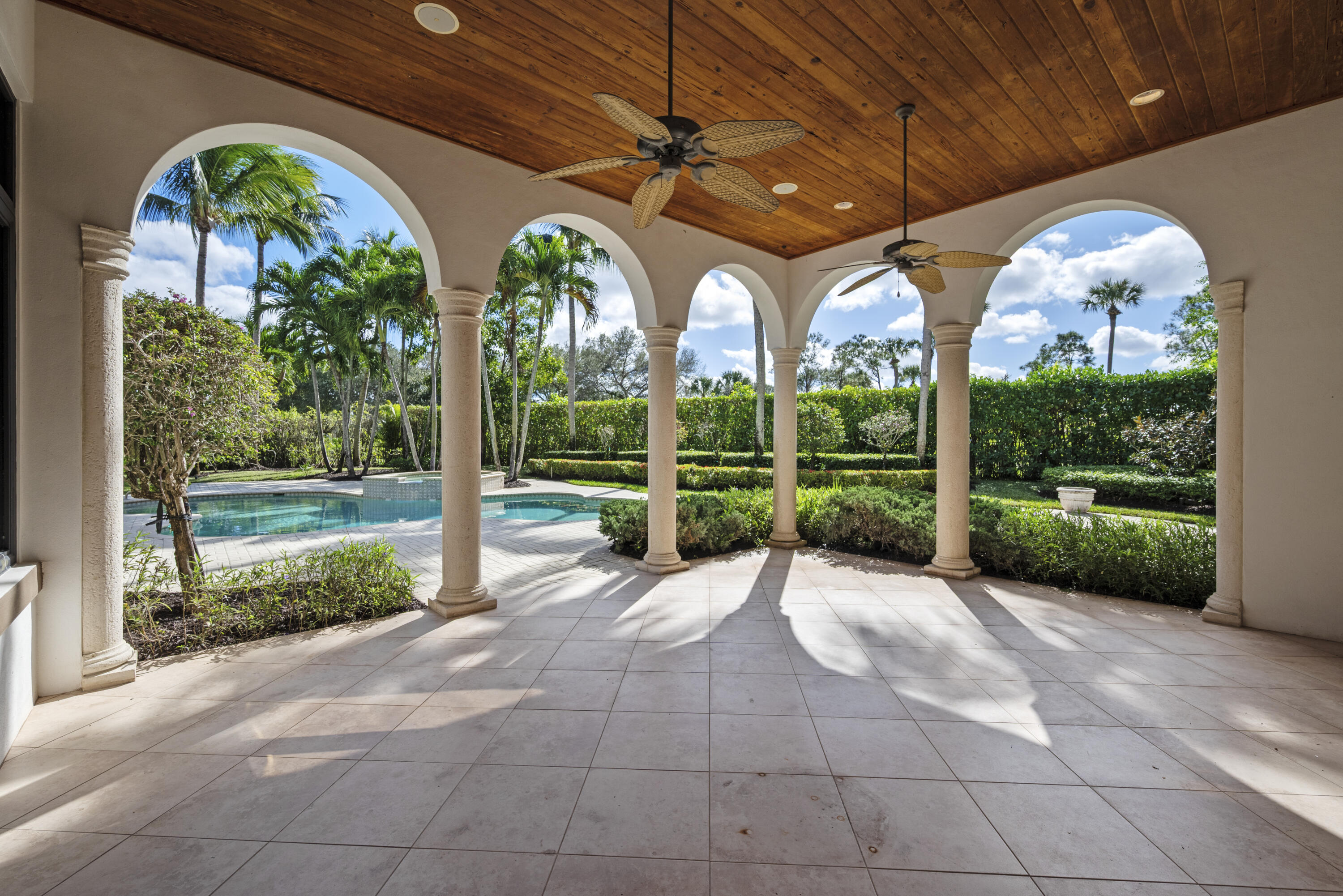 5752 Vintage Oaks Circle