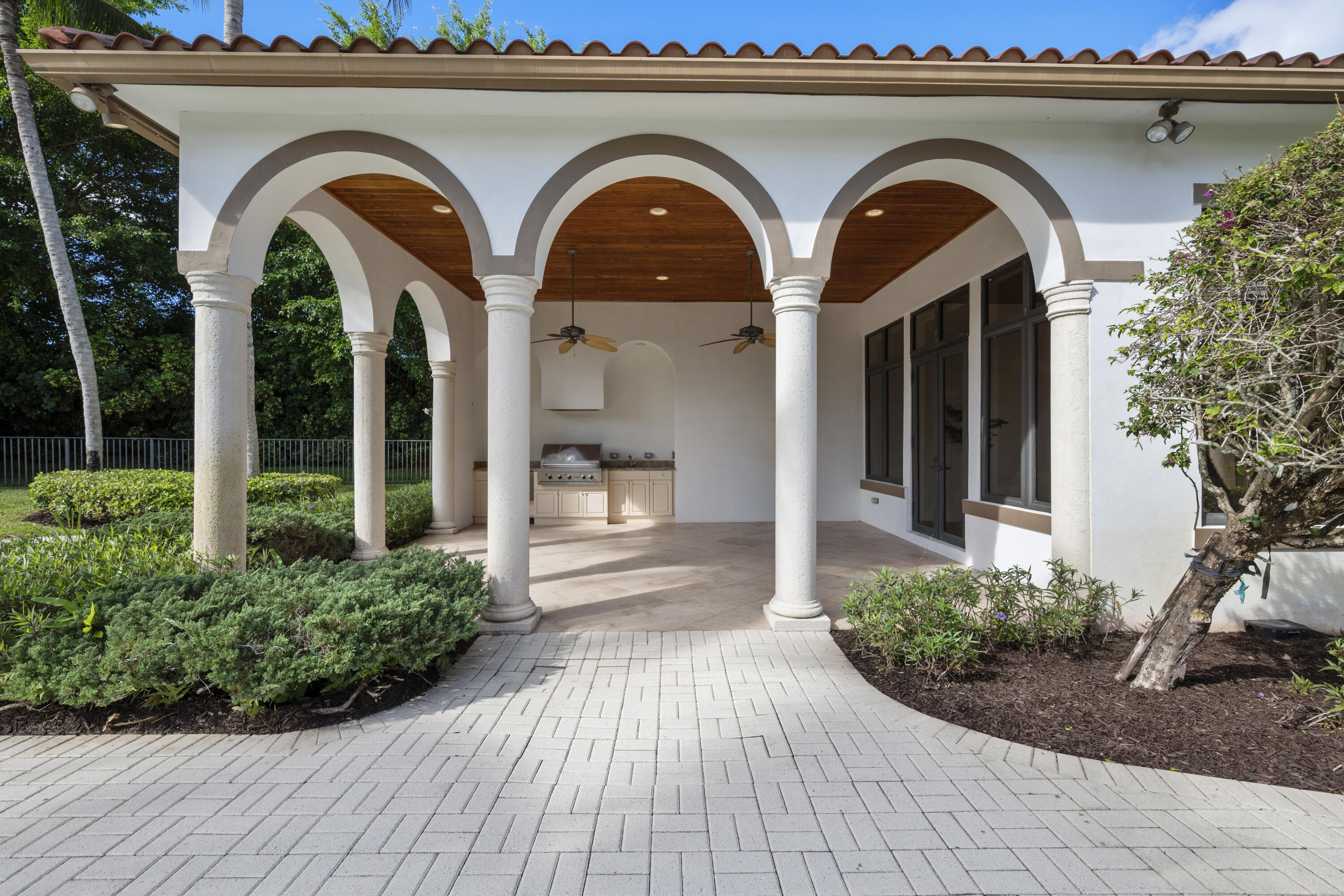 5752 Vintage Oaks Circle