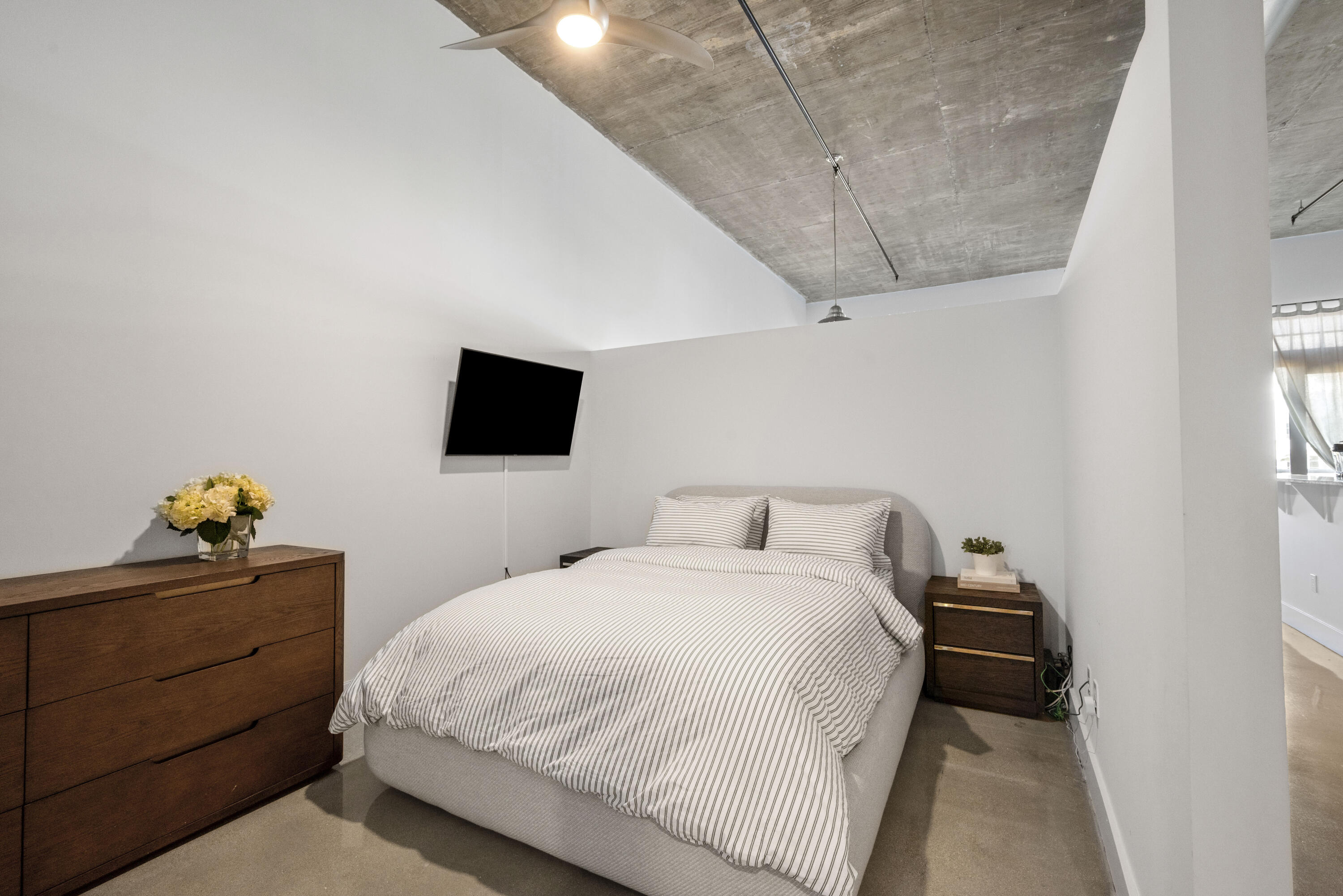 185 NE 4th Avenue 208