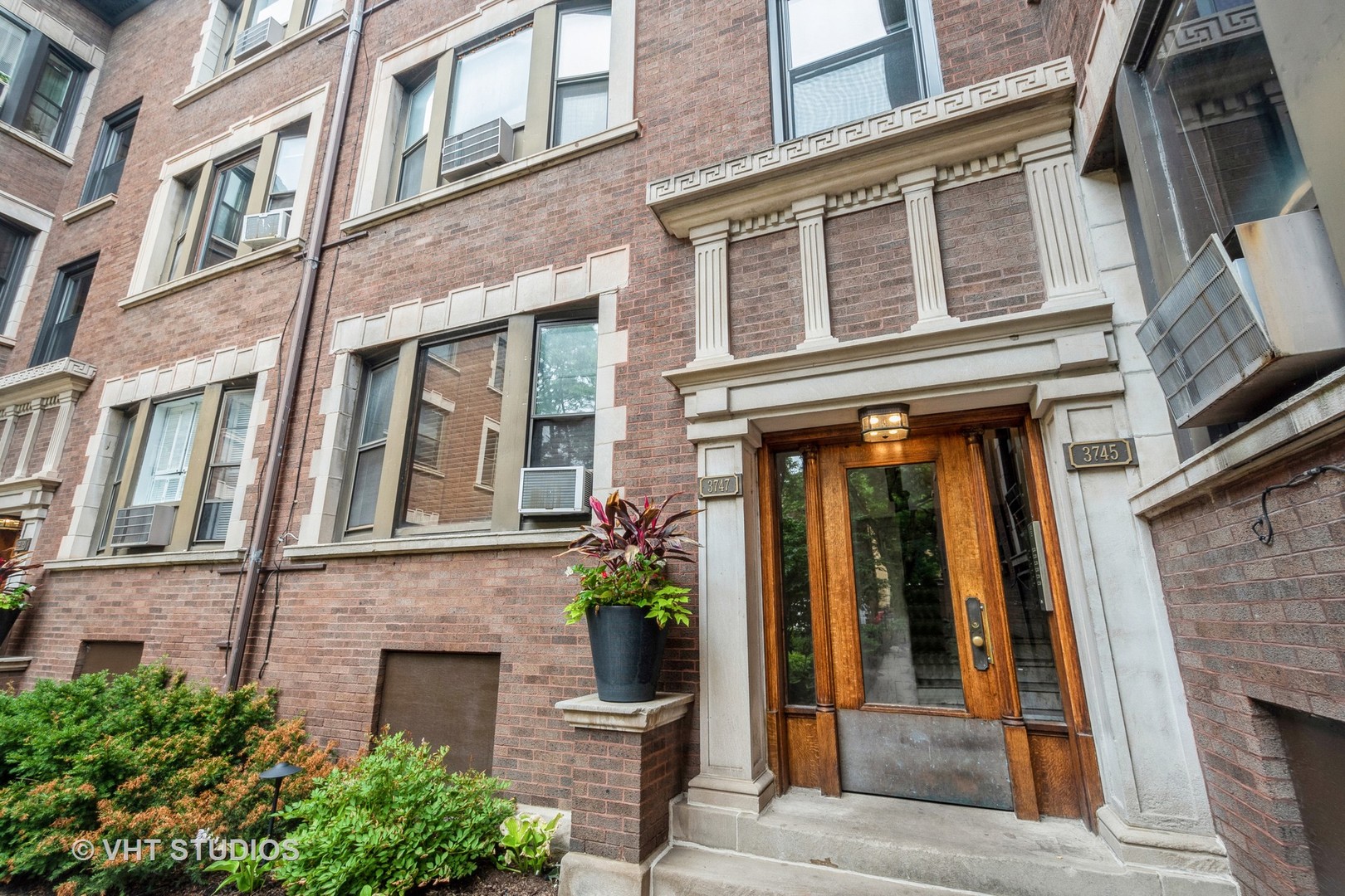 3747 N Pine Grove Avenue Unit: 2