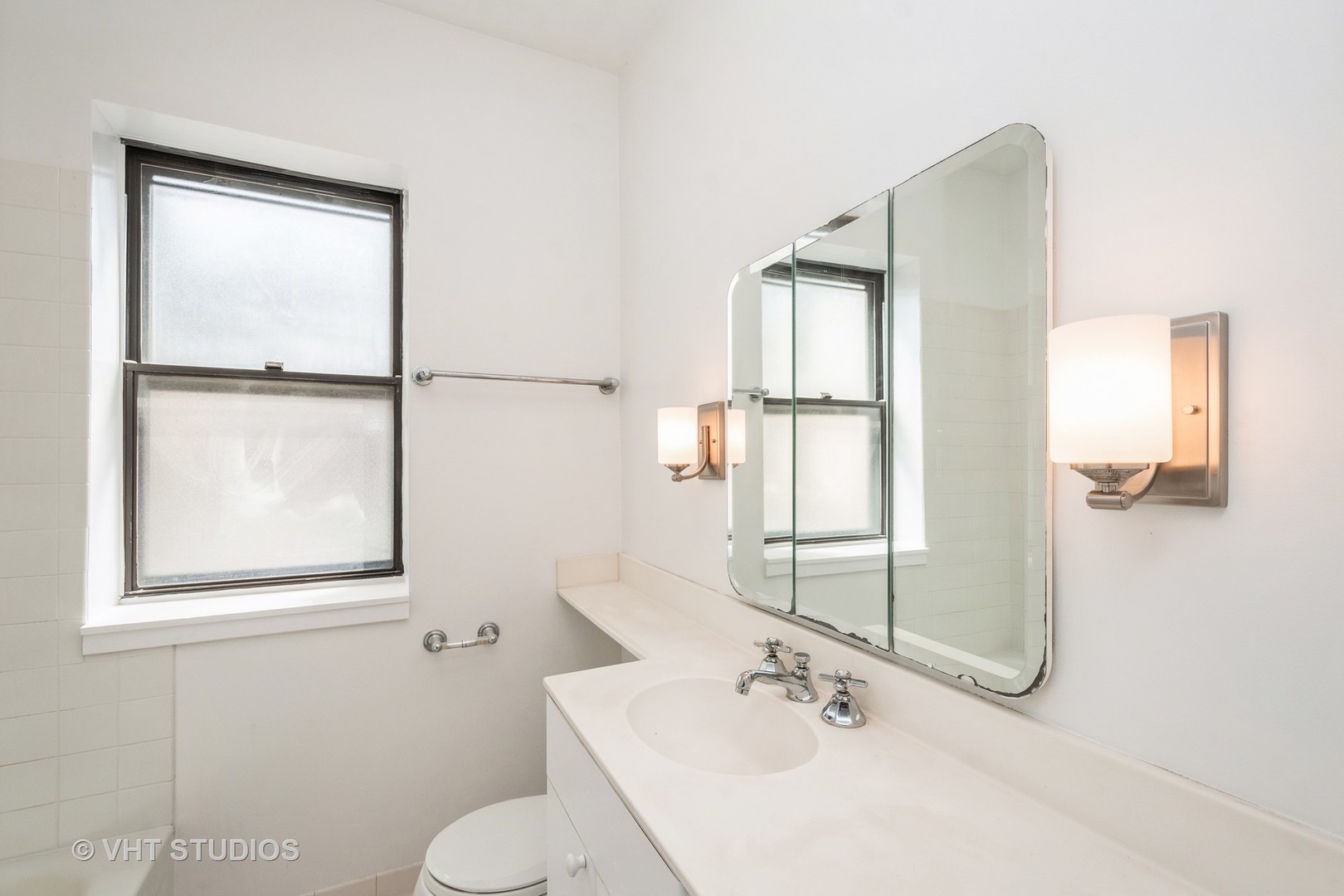 3747 N Pine Grove Avenue Unit: 2