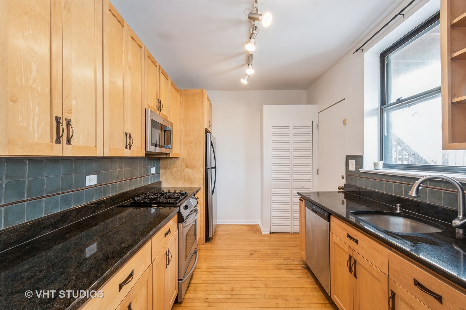 3747 N Pine Grove Avenue Unit: 2