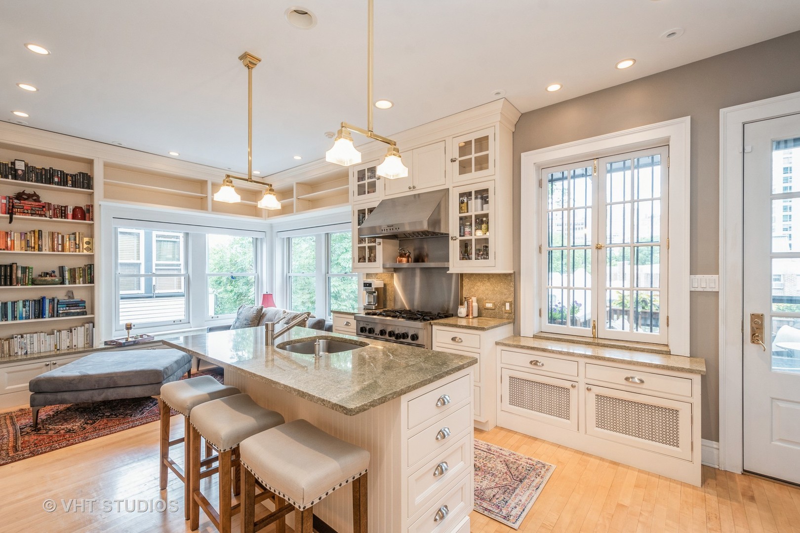 516 W Roscoe Street Unit: 3
