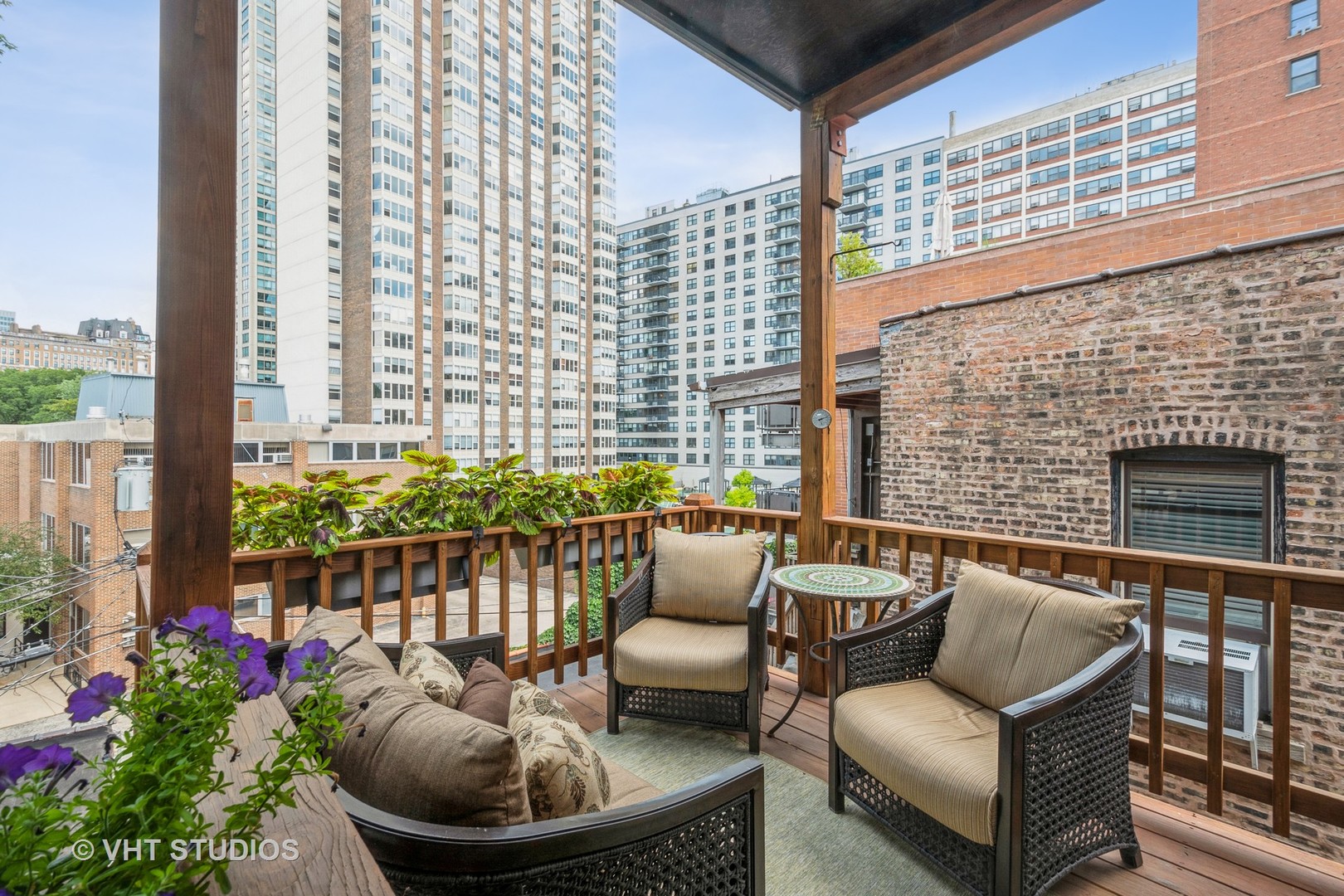 516 W Roscoe Street Unit: 3