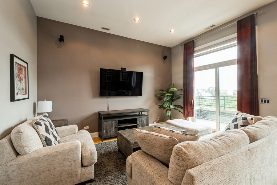 1448 N Western Avenue Unit: 4A