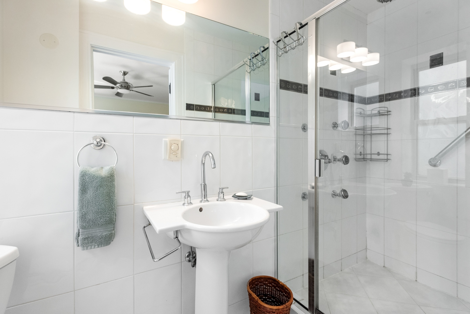 831 W Ainslie Street Unit: 1