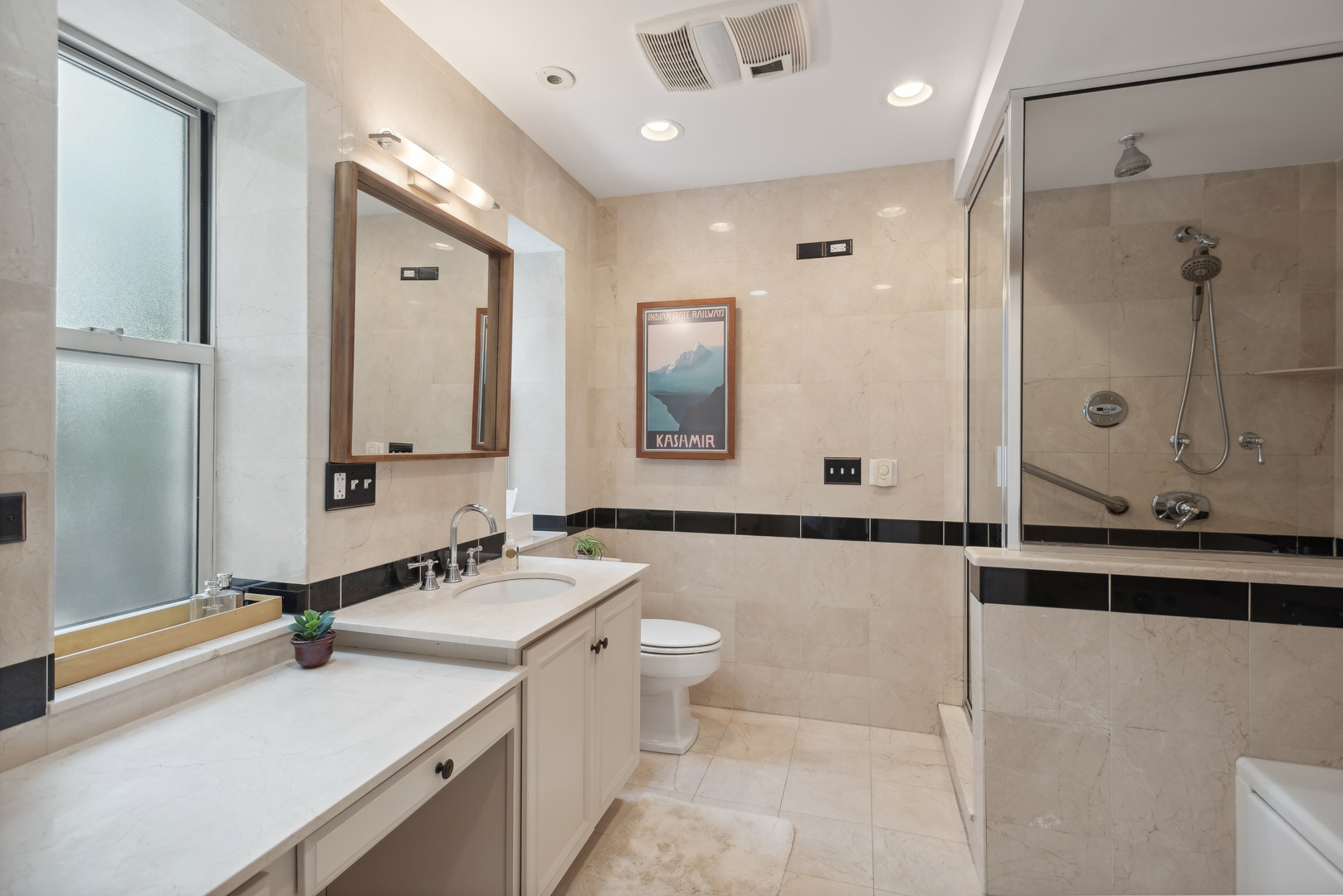 831 W Ainslie Street Unit: 1