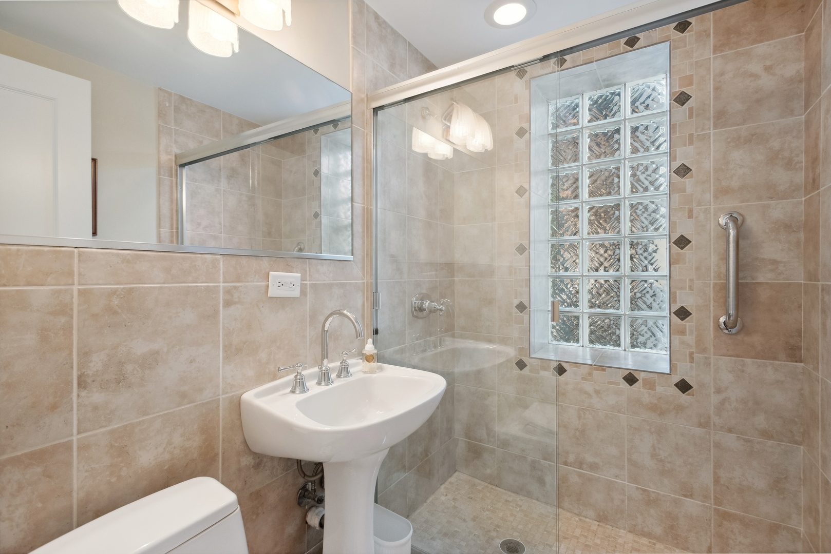 831 W Ainslie Street Unit: 1