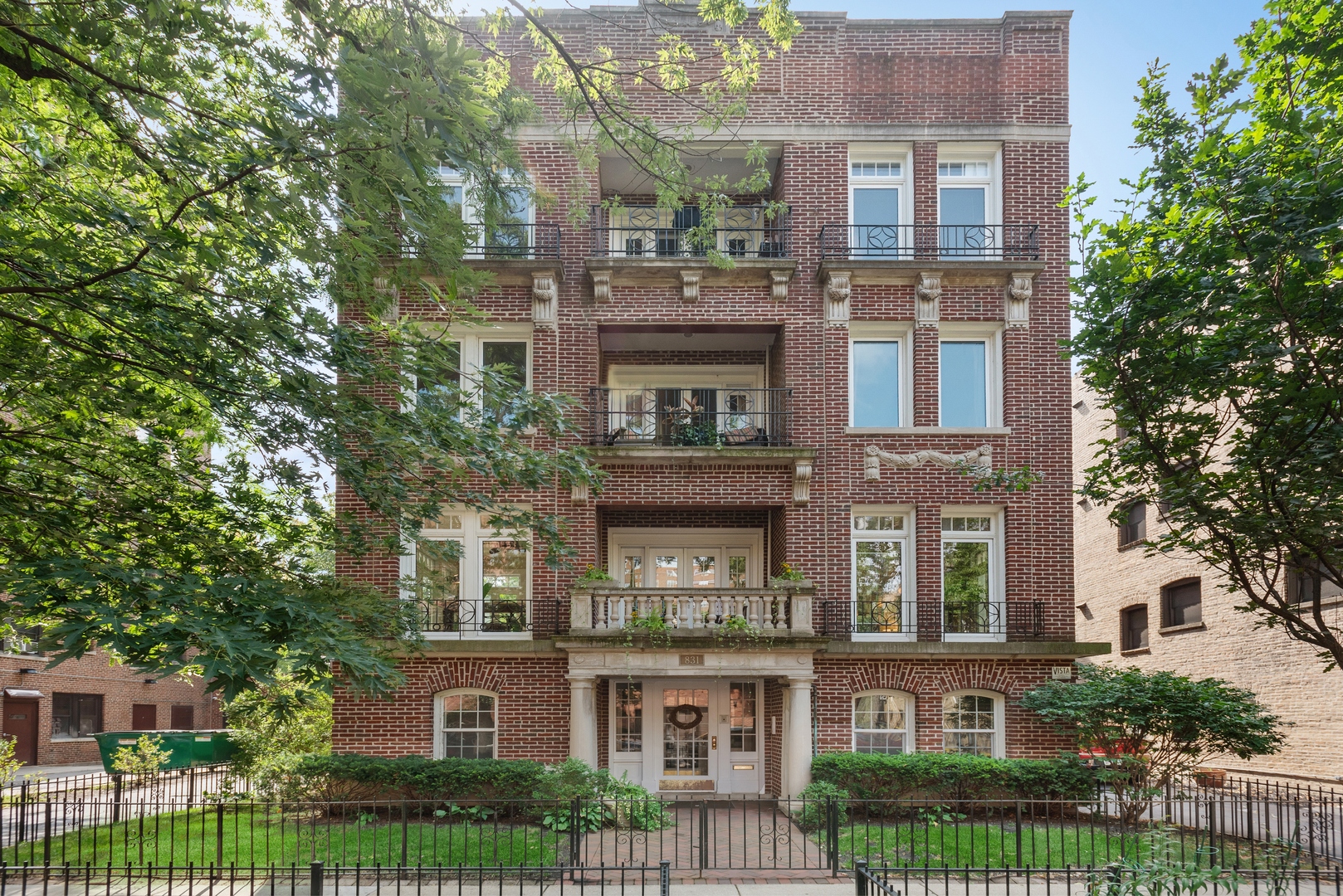 831 W Ainslie Street Unit: 1