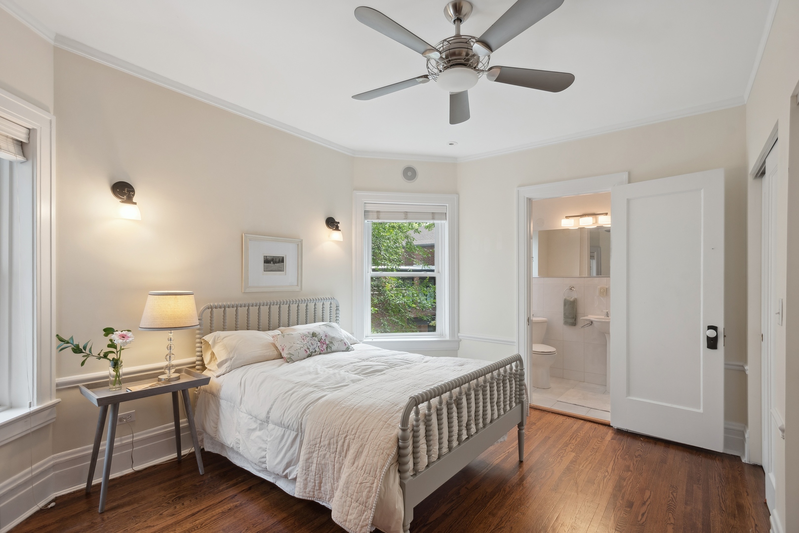 831 W Ainslie Street Unit: 1