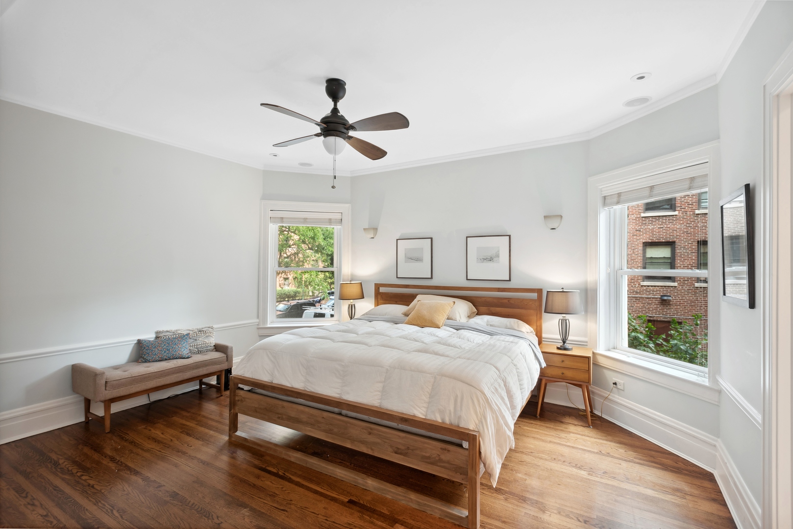831 W Ainslie Street Unit: 1