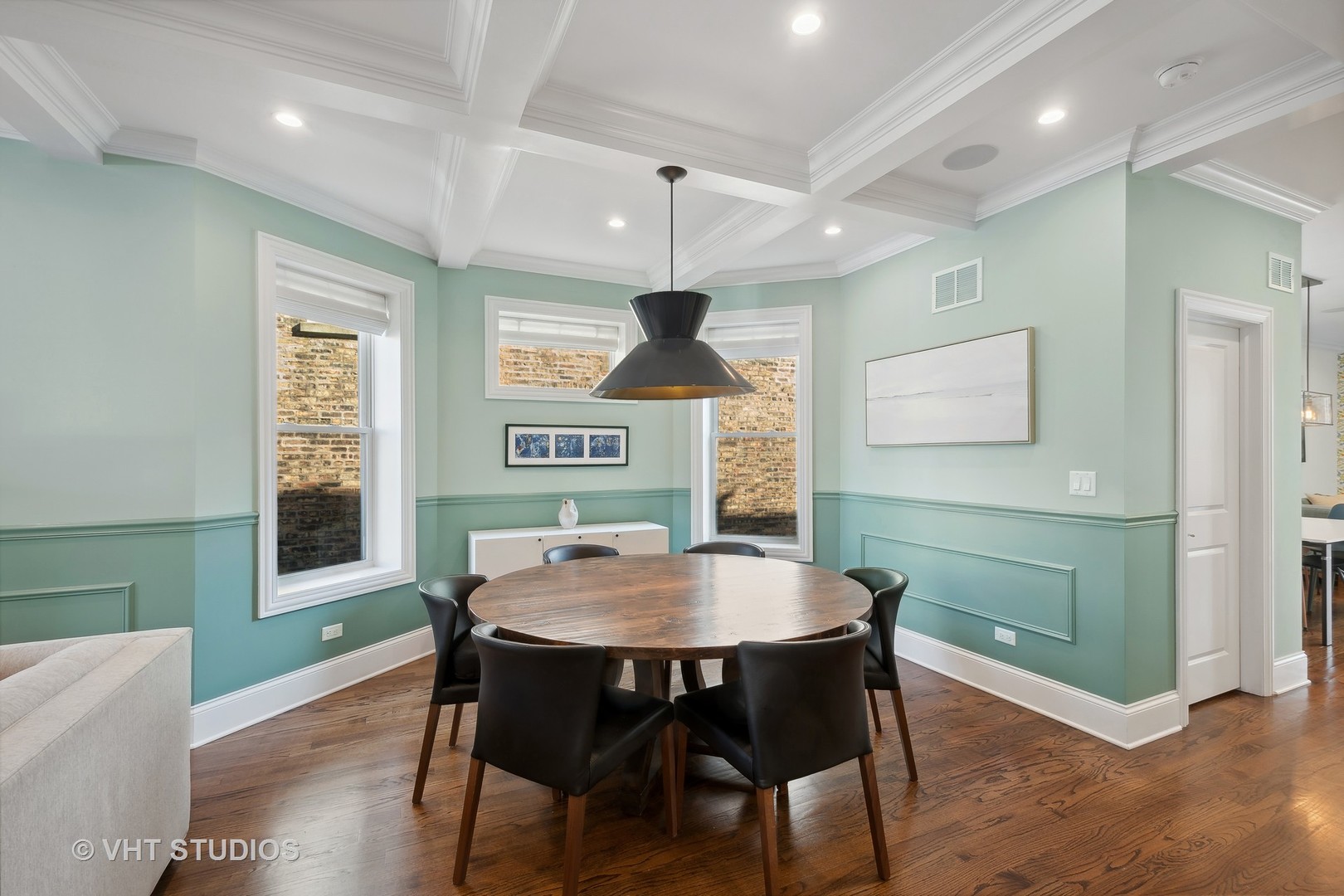 1439 W Farragut Avenue